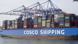 Chinesisches Cosco-Schiff am Terminal Tollerort am 21.10.2022 im Hamburger Hafen