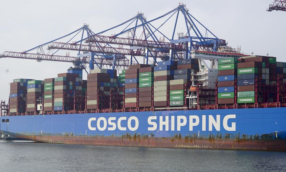 Chinesisches Cosco-Schiff am Terminal Tollerort am 21.10.2022 im Hamburger Hafen