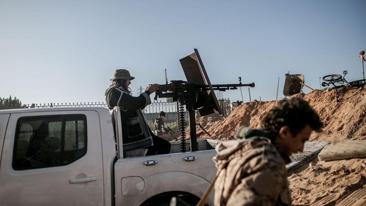 Ein Kämpfer der Regierung der nationalen Einheit (GNA) feuert mit seinem an einem Truck befestigten Maschinengewehr auf Streitkräfte der selbst ernannten Libyschen Nationalarmee (LNA). 