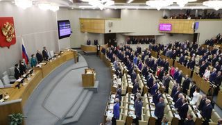 Die neuen Abgeordneten der russischen Staatsduma erheben sich während der ersten Sitzung zur Nationalhymne