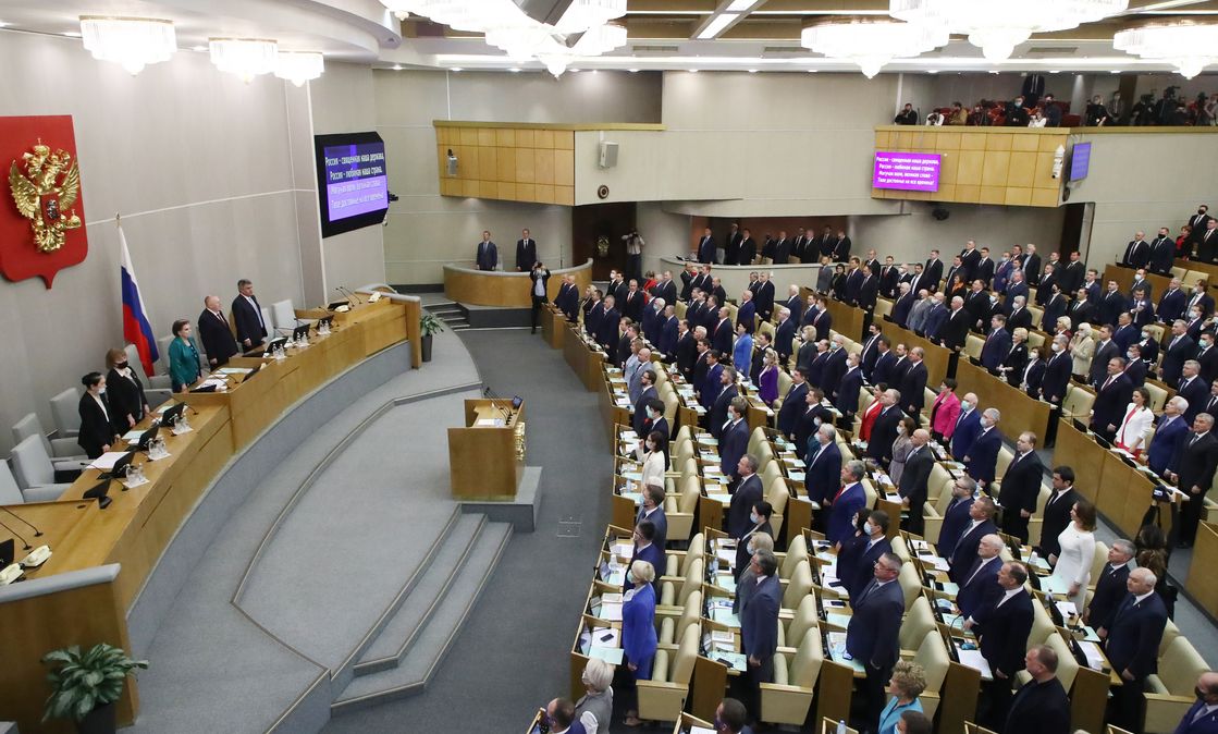 Die neuen Abgeordneten der russischen Staatsduma erheben sich während der ersten Sitzung zur Nationalhymne