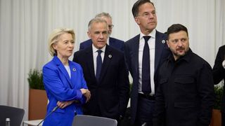 Vier Politiker stehen zusammen