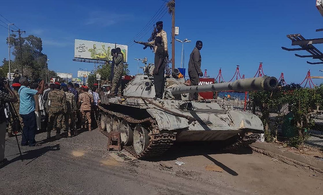 Sudanesische Streitkräfte (SAF) inspizieren den Militärstützpunkt der Rapid Support Forces (RSF) in der Hafenstadt Port Sudan