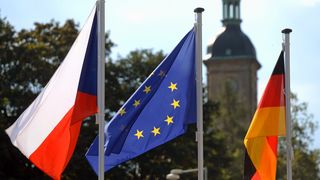 Die Fahnen der Tschechischen Republik, Europas und Deutschlands: Bilateralismus mit Mehrwert für die EU