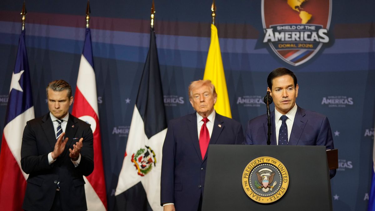 US-Verteidigungsminister Hegseth, US-Präsident Trump und US-Außenminister Rubio vor verschiedenen Nationalflaggen Mittel- und Südamerikas