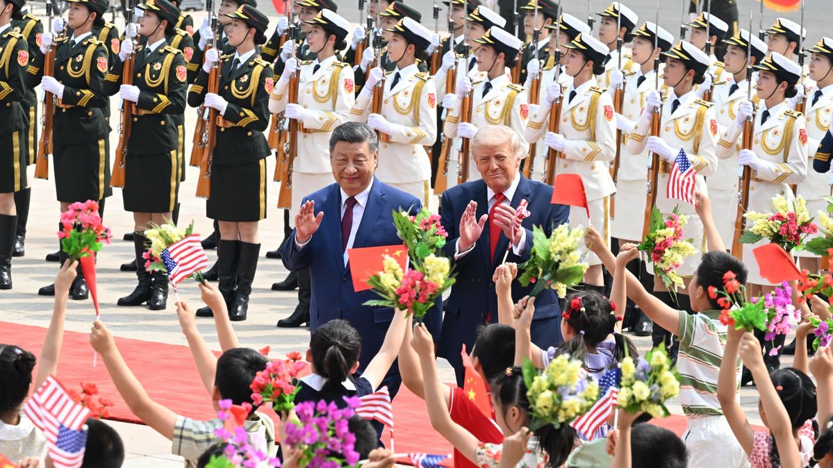 Mit einer feierlichen Zeremonie empfängt Chinas Präsident Xi Jinping den US-Präsidenten Donald Trump während dessen Staatsbesuchs in Peking im Mai 2026. Der amerikanische und chinesische Präsident zwischen winkenden Kindern und Soldaten
