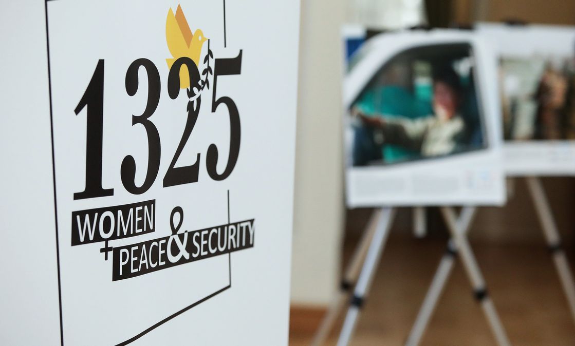 Banner während einer Fotoausstellung anlässlich des 20-jährigen Jubiläums der Verabschiedung der Resolution 1325 des UN-Sicherheitsrates 