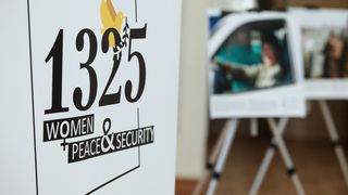Banner während einer Fotoausstellung anlässlich des 20-jährigen Jubiläums der Verabschiedung der Resolution 1325 des UN-Sicherheitsrates 