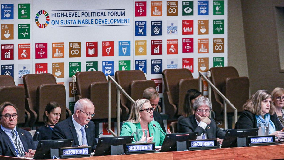 Jutta Urpilainen (3.v.r.), EU-Kommissarin für Internationale Partnerschaften, und EU-Wirtschaftskommissar Paolo Gentiloni (2.v.r.) beim Hochrangigen Politischen Forum zu den SDGs am 19. Juli 2023 im UN-Hauptquartier in New York. 