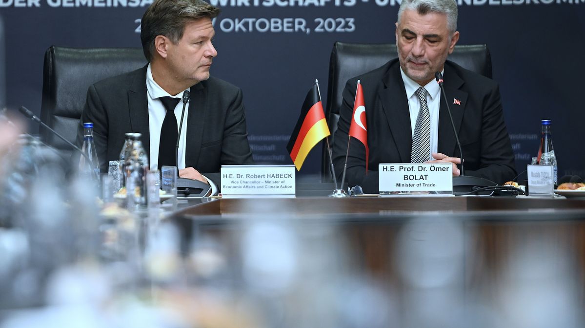 Vizekanzler und Bundesminister für Wirtschaft und Klimaschutz Robert Habeck (l) und der türkische Handelsminister Ömer Bolat sprechen bei der Unterzeichnungszeremonie des JETCO-Protokoll, 26.10.2023.