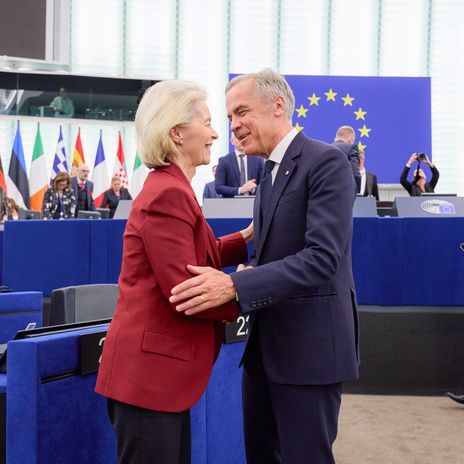 EU-Kommissionspräsidentin Ursula von der Leyen begrüßt Kanadas Premierminister Mark Carney am 17. September 2026 in Straßburg.