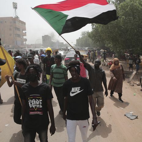 Sudanesische Demonstranten protestieren in Khartum, Sudan, gegen den Militärputsch im vergangenen Jahr.