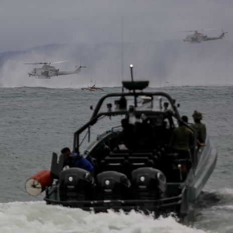 US-amerikanische Helikopter bei einer Militärübung vor der indonesischen Insel Ternate.