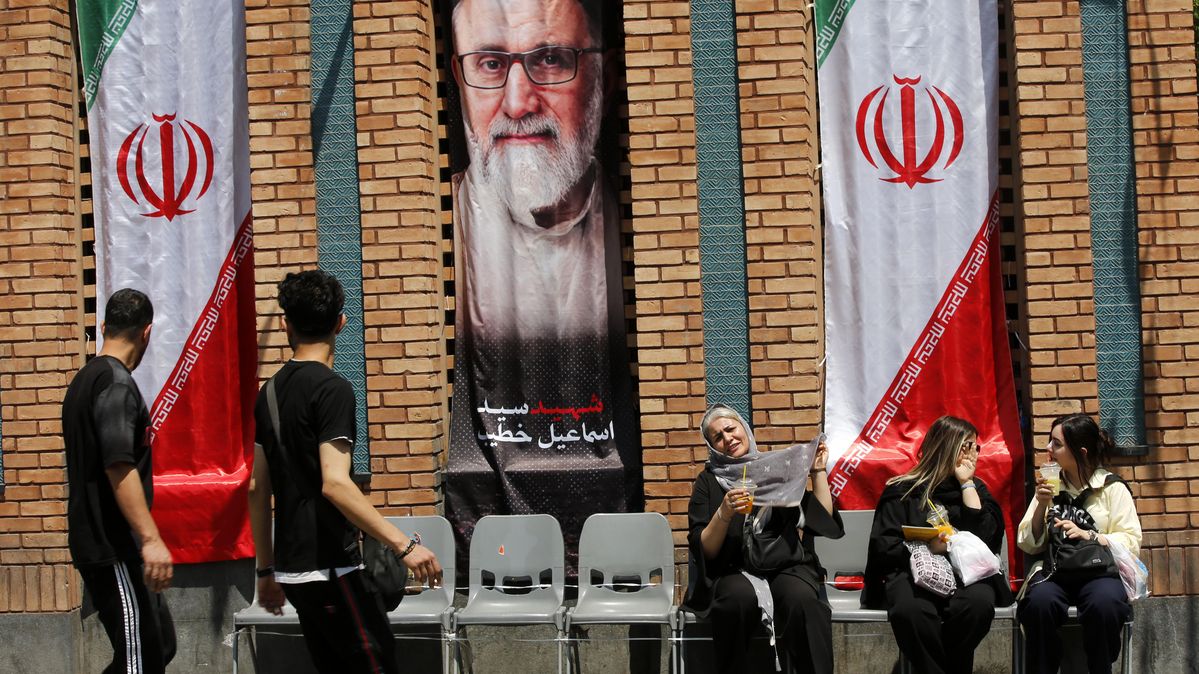 Fünf Menschen vor einem Banner von Ali Chamenei