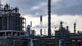 Eine Industrieanlage mit dampfenden Schornsteinen