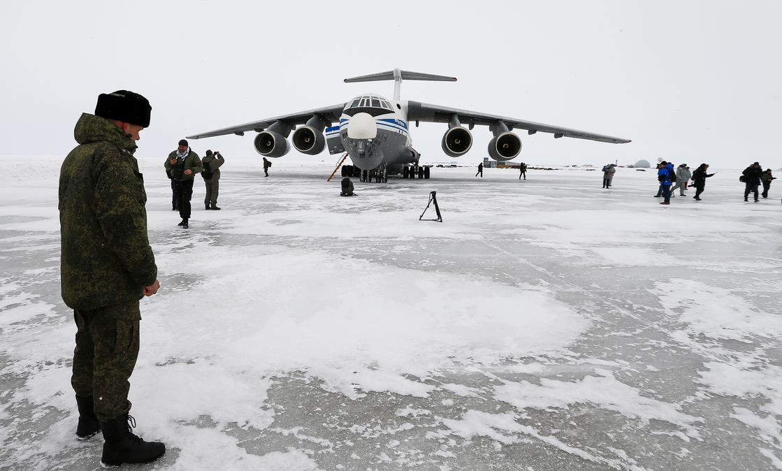 Ein russischer Soldat steht vor einem Militärflugzeug auf der Insel Alexandraland nahe Nagurskoje, der nördlichsten Militärbasis Russlands