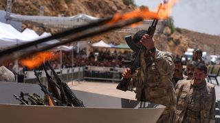 PKK-Terroristen zerstören ihre Waffen.