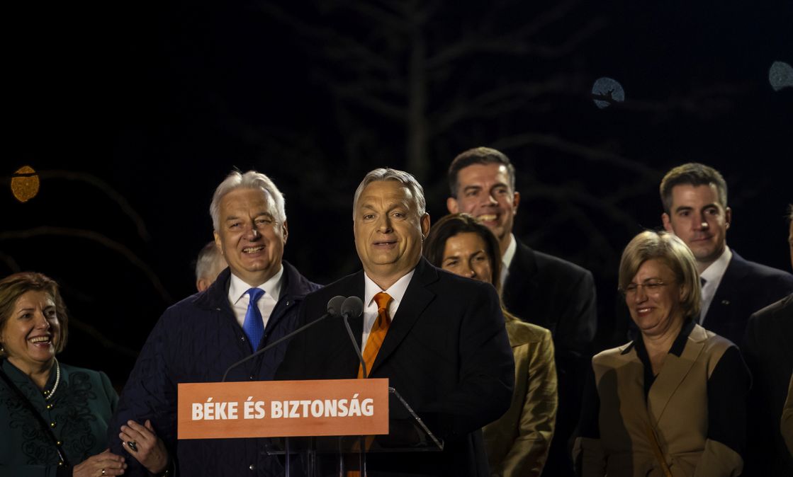 Ministerpräsident Viktor Orban feiert mit Mitgliedern der Fidesz-Partei den Wahlsieg
