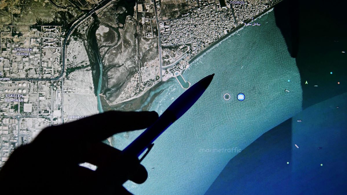 Satellitenaufnahme des Schiffsverkehrs in und um die Straße von Hormus im März 2026. Ein Stift zeigt auf einen Computerbildschirm, auf dem der Schiffsverkehr in der Straße von Hormus angezeigt wird.