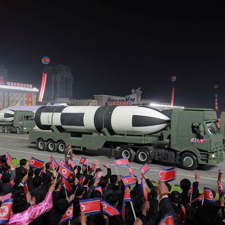 Auf der Militärparade im April 2022 führt Nordkorea eine offenbar modernisierte ballistische Rakete vom Typ Pukguksong-5 vor