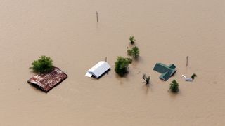 Ein Bauernhof in einem Flutgebiet