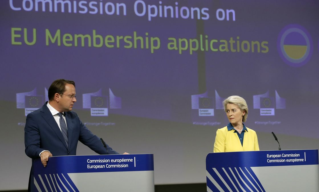 EU-Kommissionspräsidentin Ursula von der Leyen und EU-Kommissar Oliver Varhelyi geben in Brüssel eine Pressekonferenz zu den EU-Beitrittsanträgen der Ukraine, Moldawiens und Georgiens