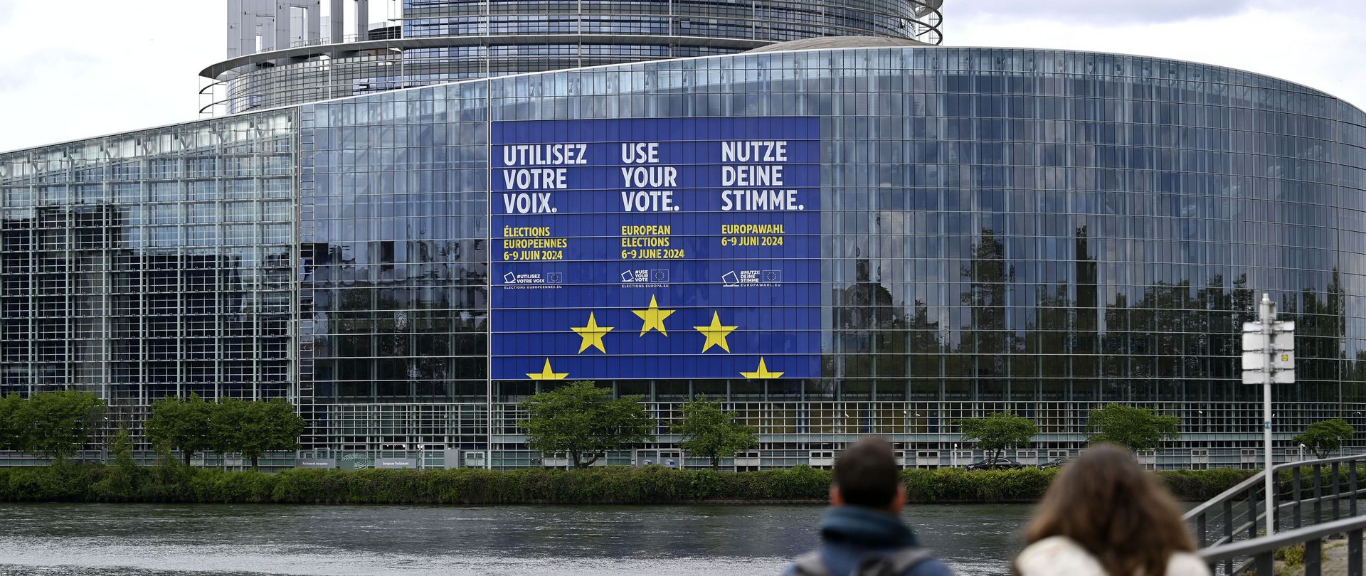 Straßburg, 25.04.2024: Ein großes Plakat an der Außenseite des EU-Parlaments in Straßburg weist auf die anstehenden EU-Wahlen hin. 