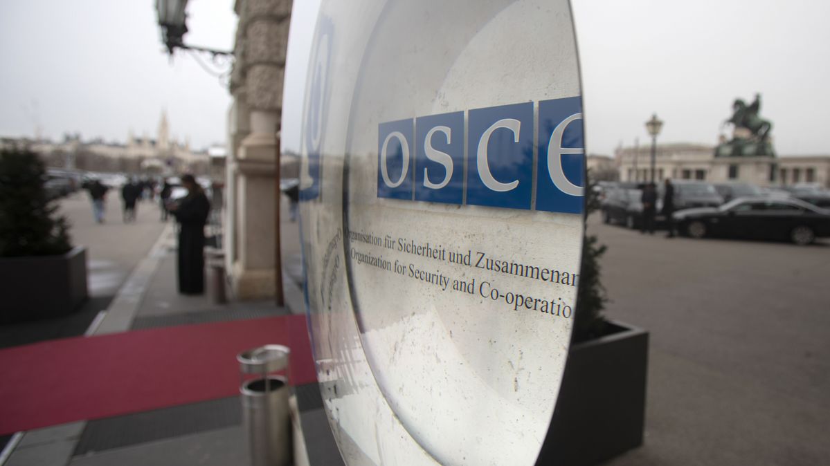 Das Logo der OSZE hinter Glas