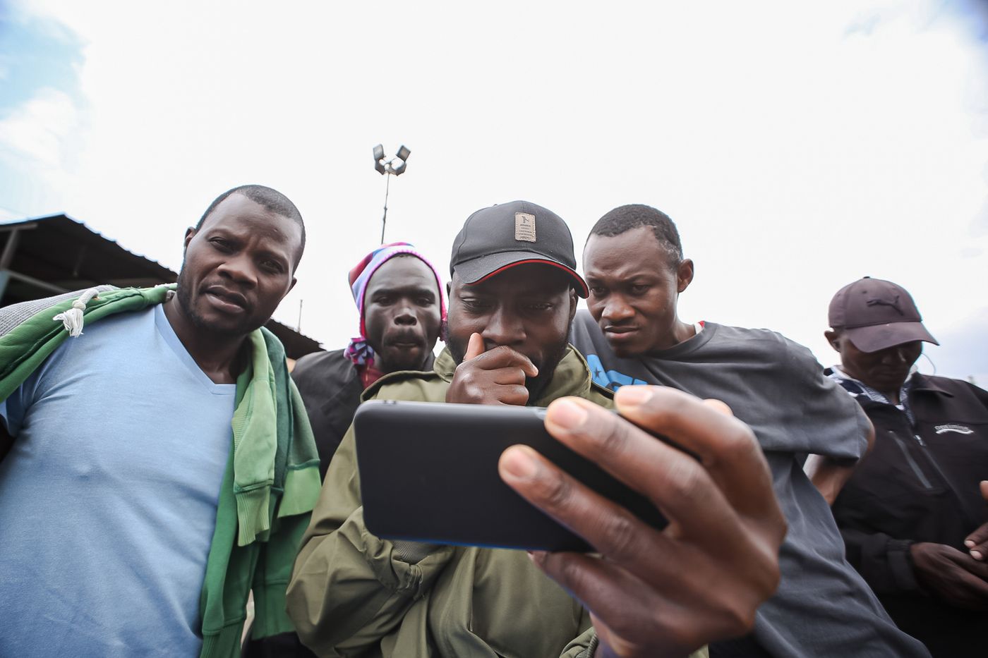 August 15, 2022, Nairobi: Kenyans follow proceedings as election results are announced. 