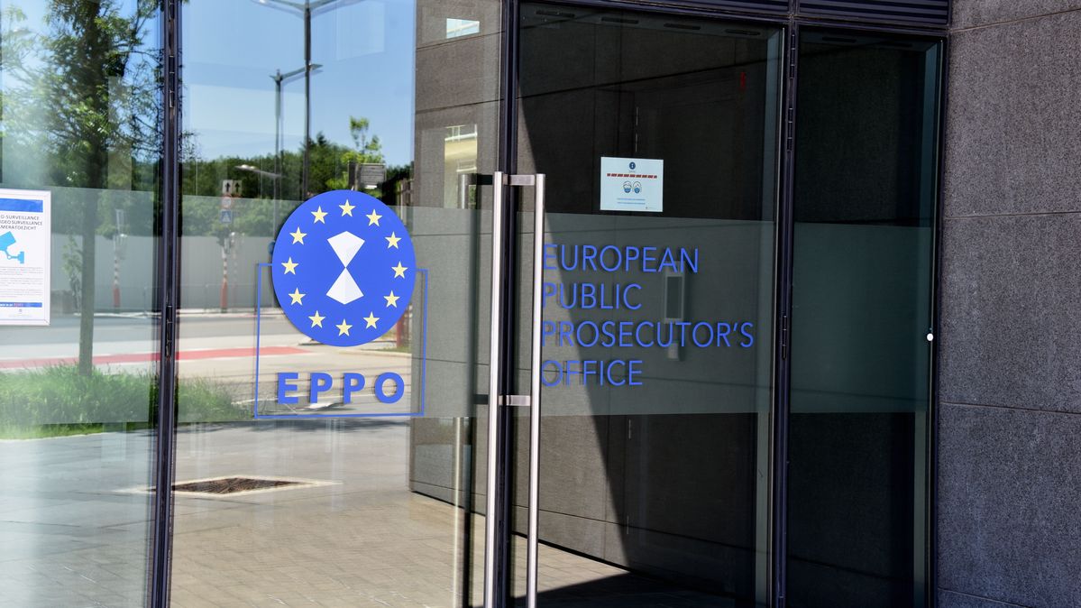 Emblem der Europäischen Staatsanwaltschaft, EuStA (European Public Prosecutor's Office, EPPO) auf einer Türe zum Bürogebäude Eine Glastüre mit dem Zeichen der EuStA