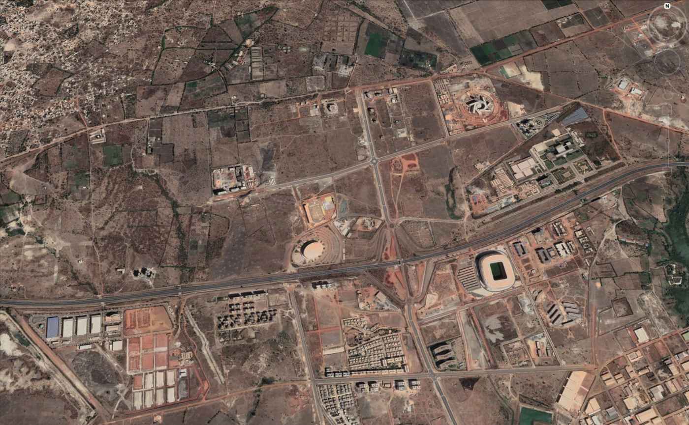 Bird's eye view of the con-struction work in Diamniadio. The construction process is slow and fragmented.