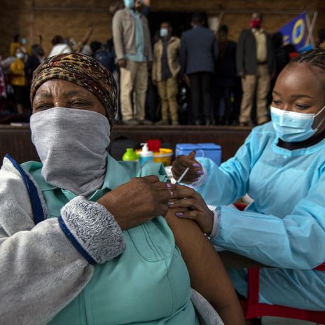 Impfkampagne in Südafrika. Eine Frau erhält ihre zweite Corona Impfung in Katlehong, östlich von Johannesburg