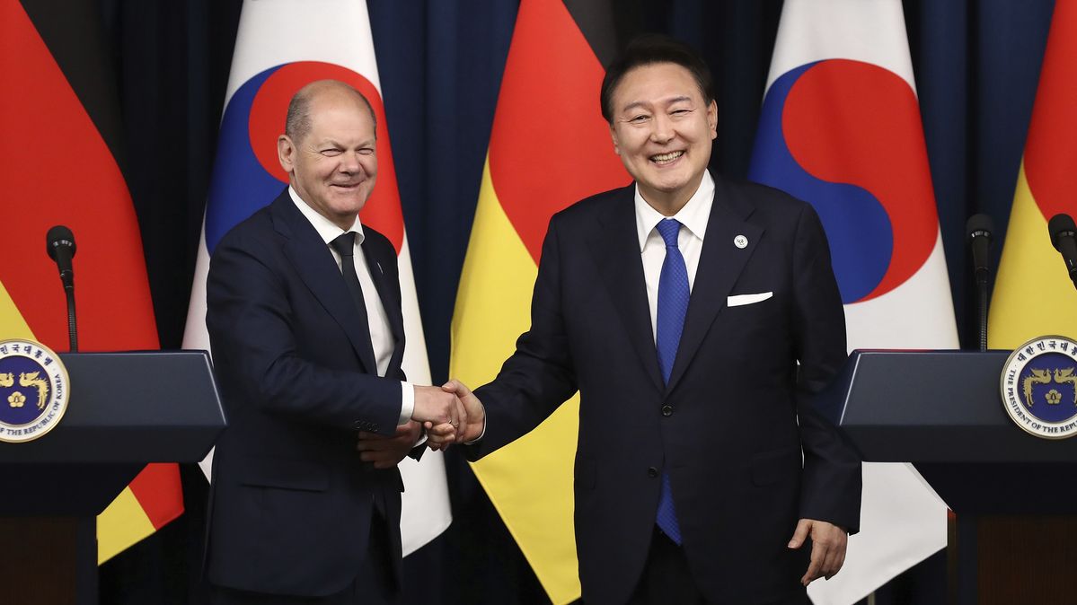 Bundeskanzler Olaf Scholz, links, schüttelt dem südkoreanischen Präsidenten Yoon Suk Yeol die Hand.