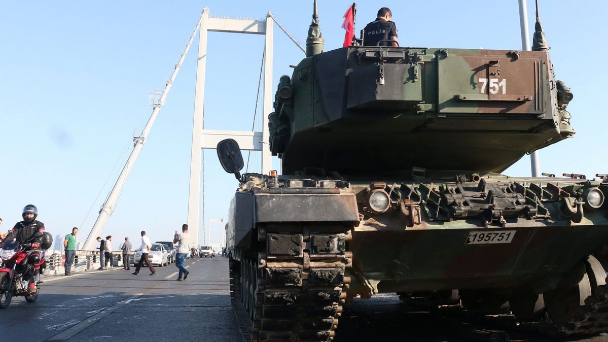 Türkische Polizisten und Anhänger von Präsident Erdoğan stehen am 16. Juli 2016 nach dem gescheiterten Putschversuch auf der Bosporus-Brücke in Istanbul. Panzer auf einer Brücke