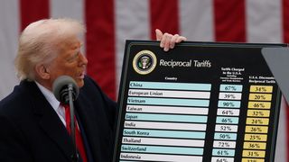 US-Präsident Trump betrachtet eine Schautafel mit einer Liste von Zöllen.