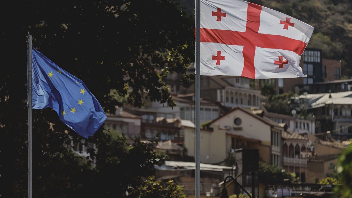 Die Flaggen von Georgien und der EU wehen im Zentrum der Stadt Tbilisi.
