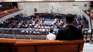 Blick in den Parlamentssaal Israels, mit einem Besucher im Vordergrund.