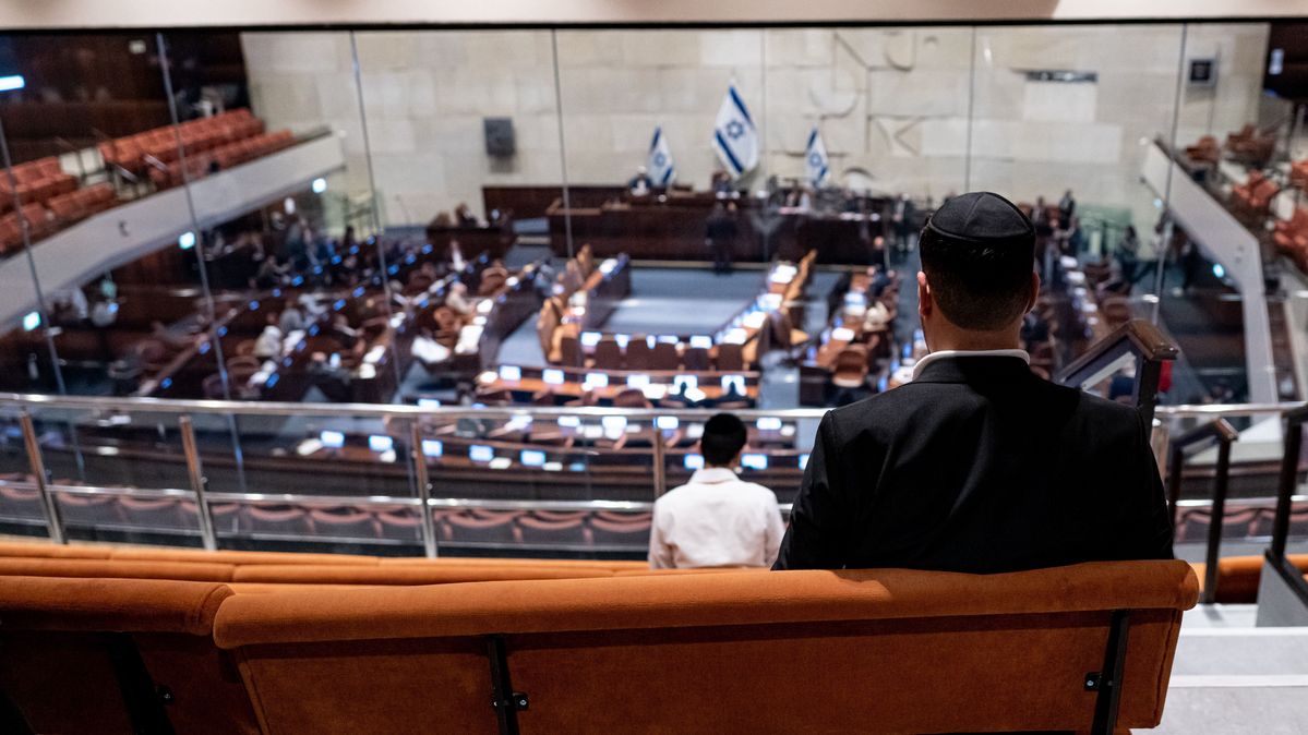 Ein Besucher verfolgt die Debatte in der Knesset. Blick in den Parlamentssaal Israels, mit einem Besucher im Vordergrund.
