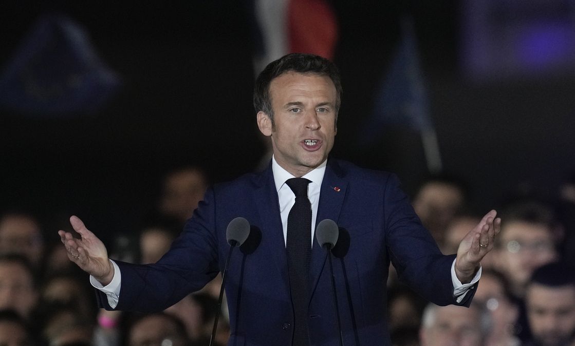 Frankreichs wiedergewählter Präsident Emmanuel Macron spricht am Wahlabend vor Anhängerinnen und Anhängern