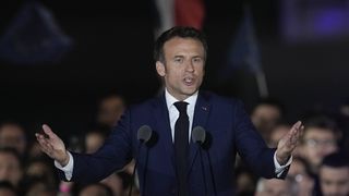 Frankreichs wiedergewählter Präsident Emmanuel Macron spricht am Wahlabend vor Anhängerinnen und Anhängern