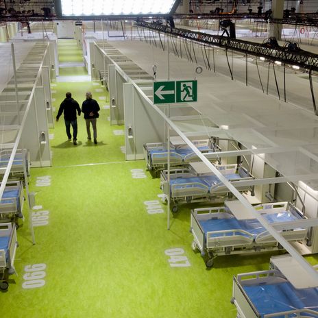 Vorbereitung in Krisenzeiten: In der Covid-19-Notklinik auf dem Berliner Messegelände stehen leere Betten bereit