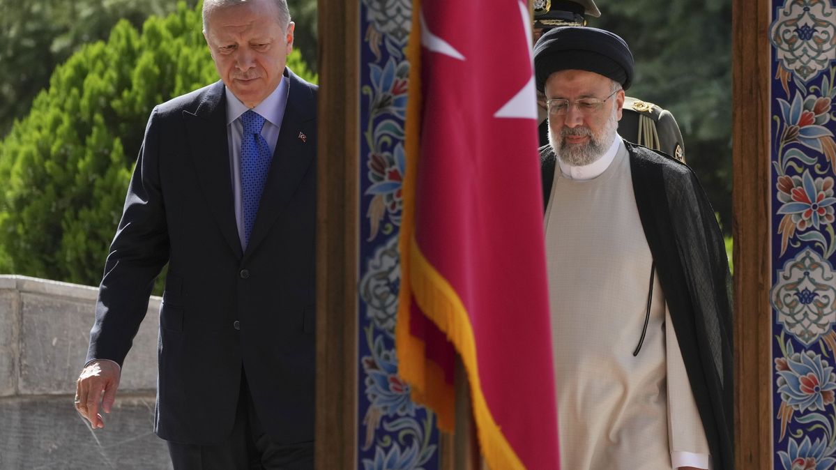 Turkish President Recep Tayyip Erdoğan and his Iranian counterpart Ebrahim Raisi at the Saadabad Palace in Tehran, Iran, 2022.