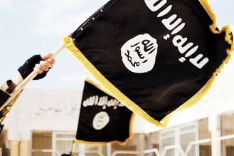 Propagandafoto des Islamischen Staates im Irak und in der Levante, das das Symbol der Schwarzen Mohammed-Standarte des ISIS zeigt.