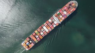 Ein Container-Frachtschiff von oben