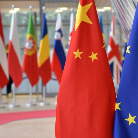 Die Flaggen der Europäischen Union und Chinas während des jährlichen EU-China-Gipfels in Brüssel, Belgien