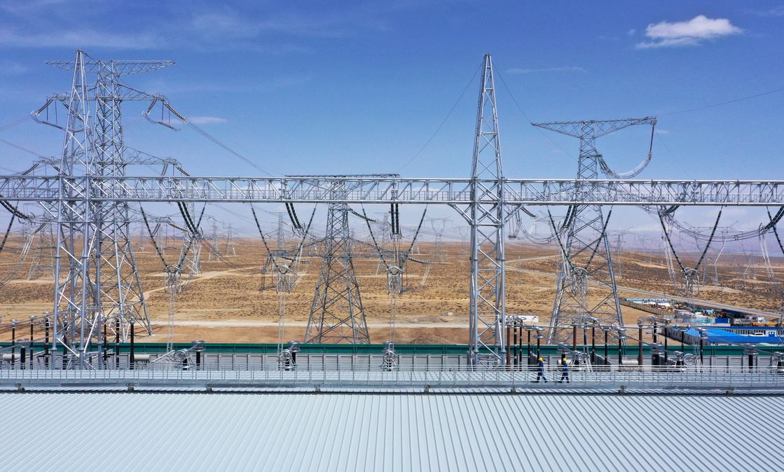 Konverterstation in der chinesischen Provinz Qinghai: Die Ultrahochspannungsleitungen erstrecken sich über die Provinzen Qinghai, Gansu, Shaanxi und Henan
