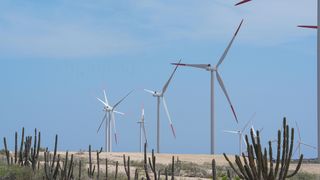Windräder in einer Wüstenlandschaft