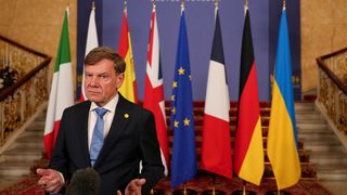 Außenminister vor Flaggen