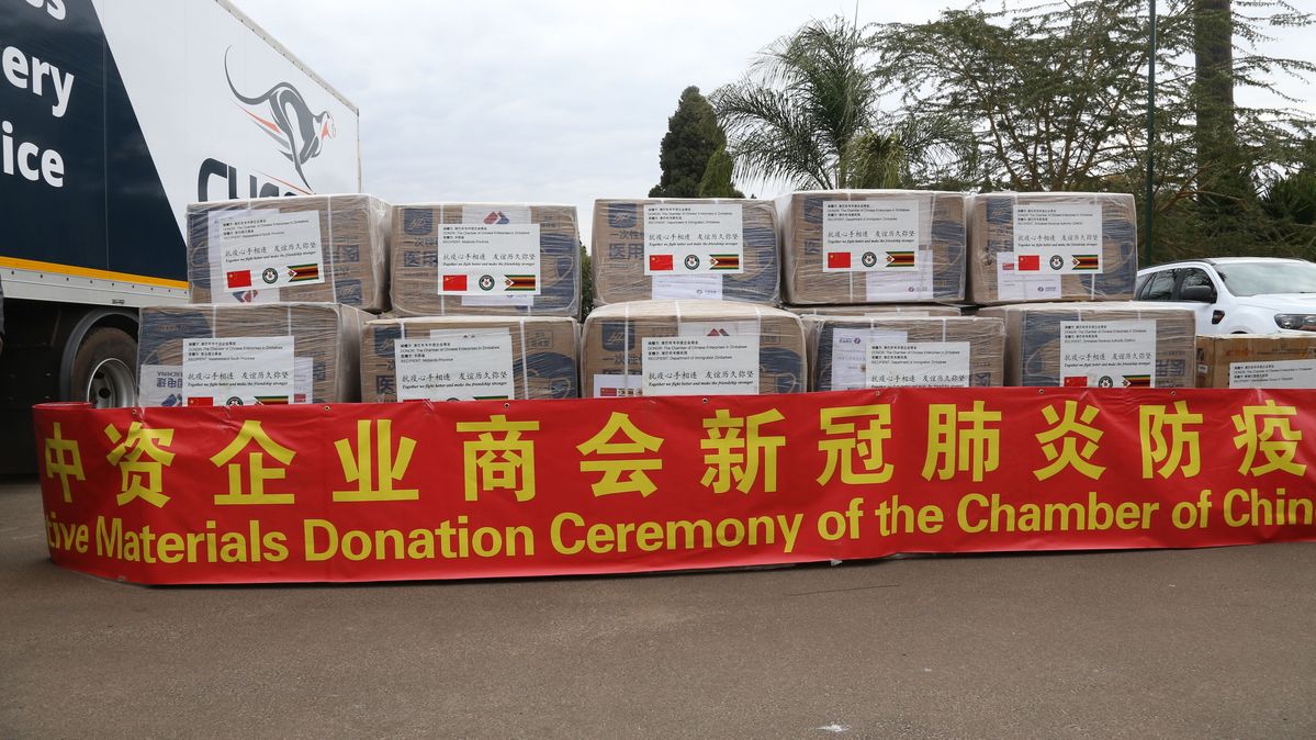 Medizinische Güter, die von chinesischen Unternehmen gespendet wurden, werden bei der Spendenübergabe in Harare, Simbabwe, am 26. Juni 2020 gezeigt.
