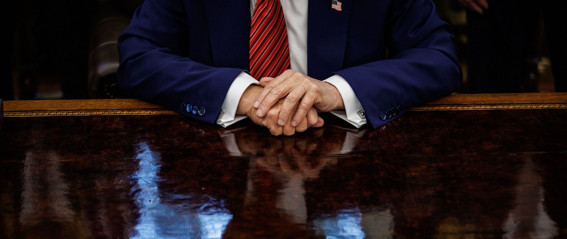 Spiegelbild von Donald Trump auf einem Tisch